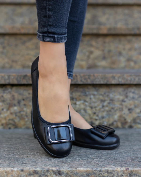 Czarne baleriny damskie skórzane na koturnie z ozdobą