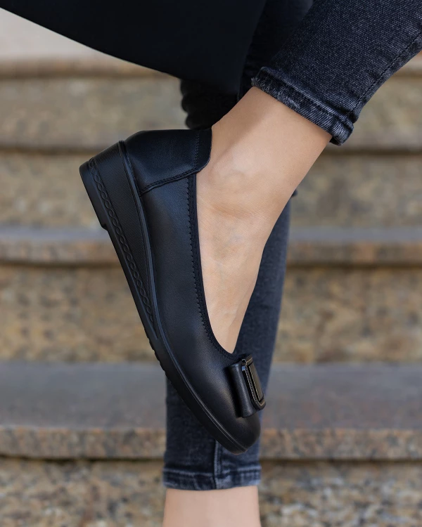 Czarne baleriny damskie skórzane na koturnie z ozdobą 2