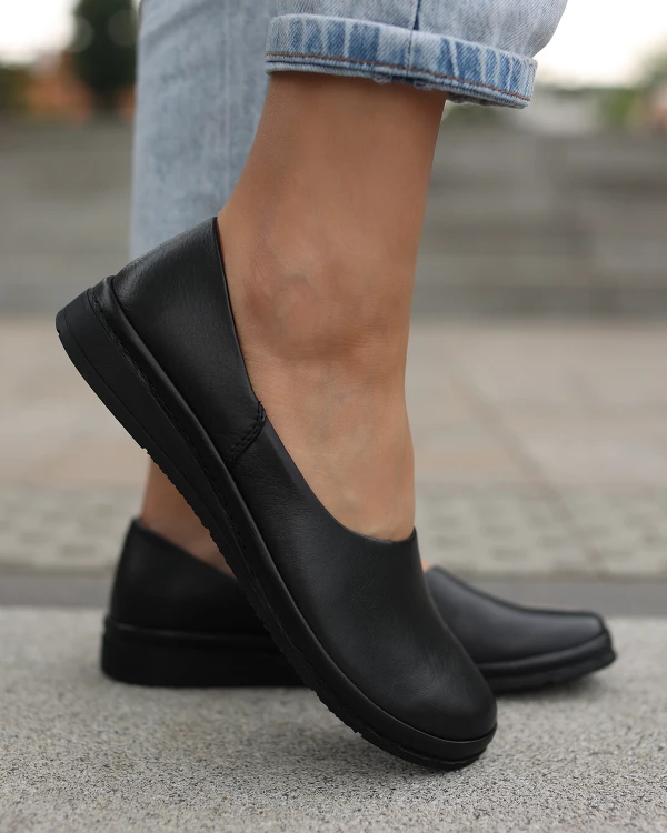 Czarne półbuty damskie wsuwane ze skóry licowej 3