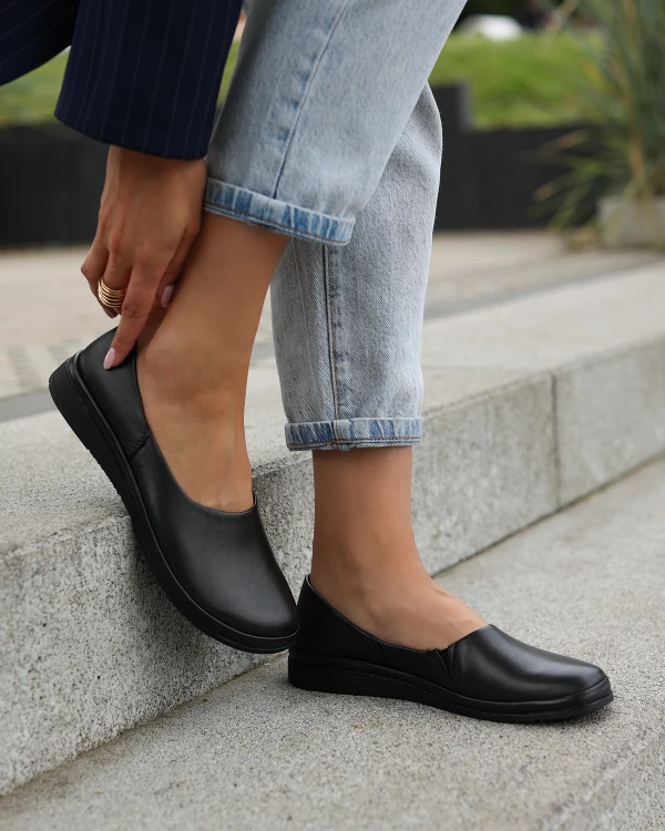 Czarne półbuty damskie wsuwane ze skóry licowej