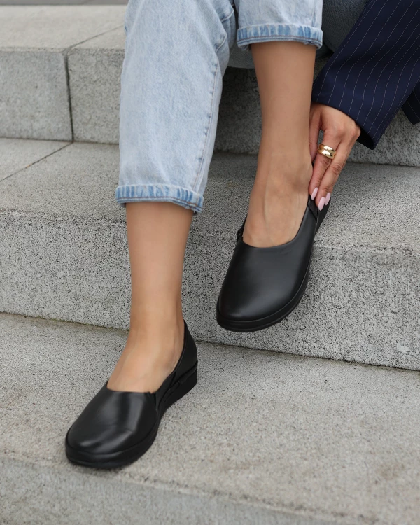 Czarne półbuty damskie wsuwane ze skóry licowej 4