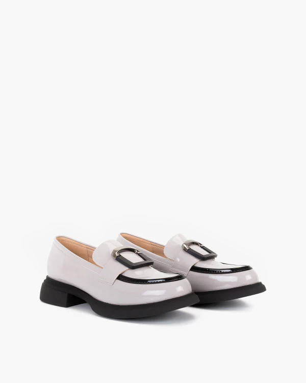 Szare mokasyny damskie lakierowane ze skóry naturalnej na klocku 2