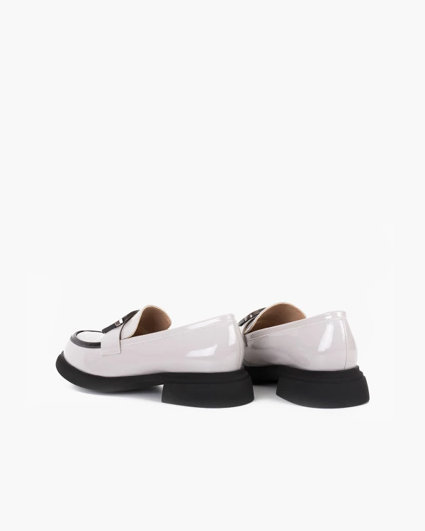 Szare mokasyny damskie lakierowane ze skóry naturalnej na klocku 4