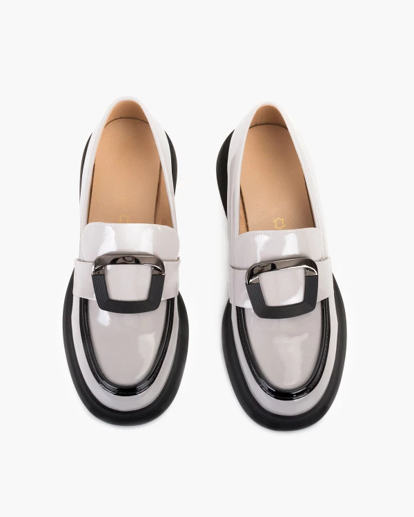 Szare mokasyny damskie lakierowane ze skóry naturalnej na klocku 3