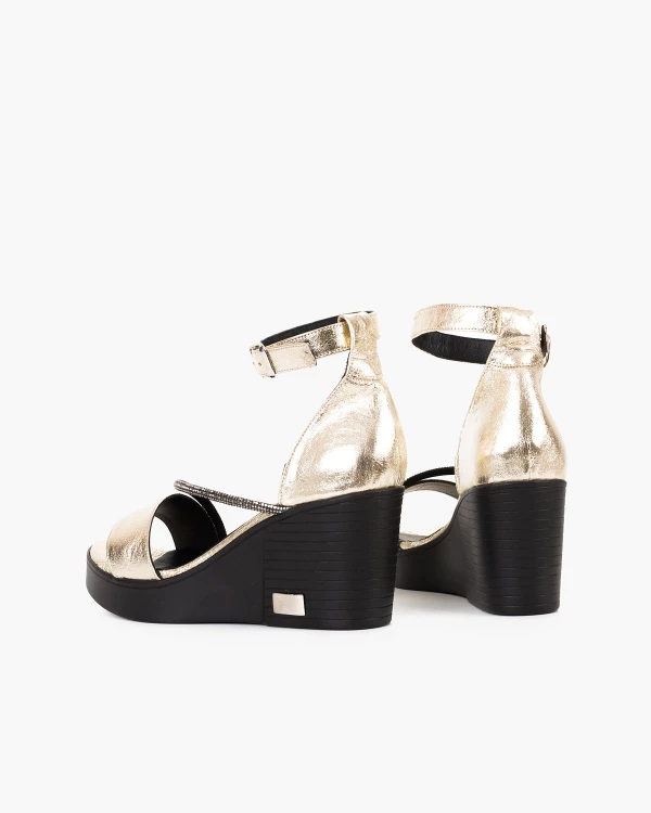 Złote sandały damskie skórzane na koturnie 4