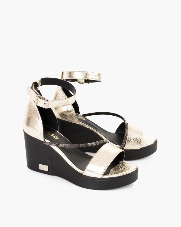 Złote sandały damskie skórzane na koturnie 2