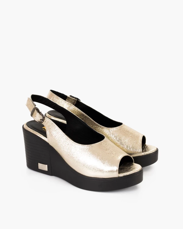 Złote sandały damskie na koturnie ze skóry licowej 2