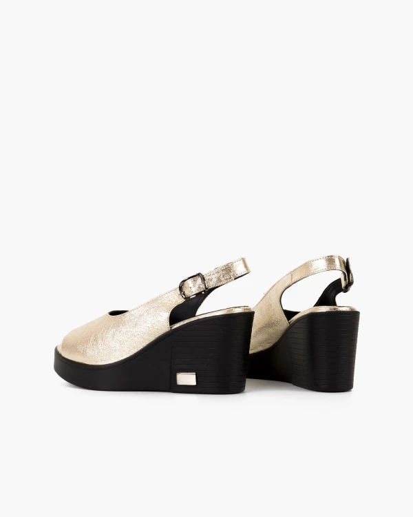 Złote sandały damskie na koturnie ze skóry licowej 4