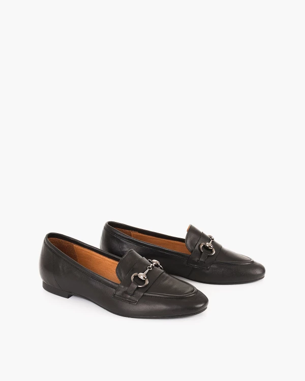 Czarne mokasyny damskie z naturalnej skóry licowej na niskim obcasie 2