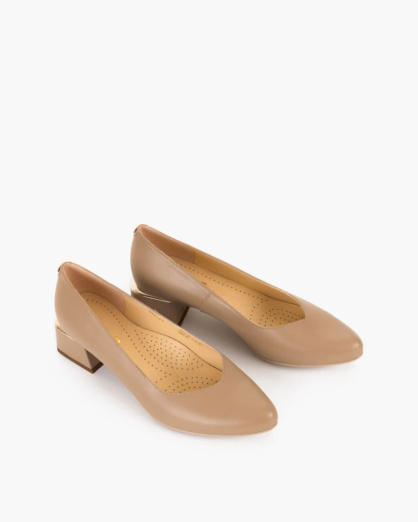 Beżowe czółenka damskie ze skóry licowej na klocku 5