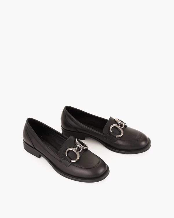 Czarne mokasyny damskie ze skóry licowej z łańcuchem 5