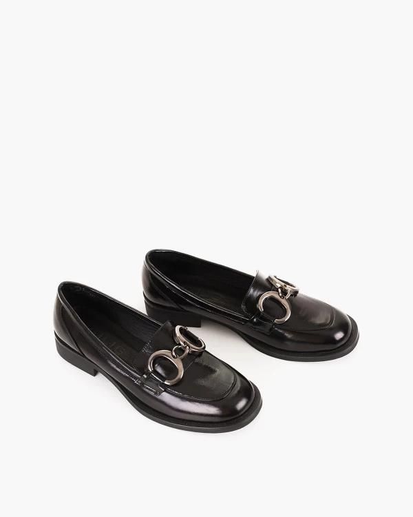 Czarne mokasyny damskie lakierowane na niskim obcasie z łańcuchem 5