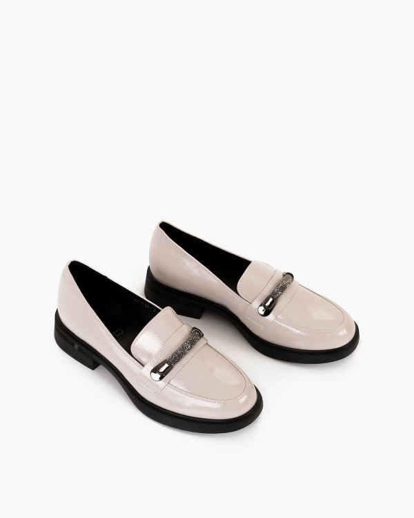 Szare mokasyny damskie lakierowane na obcasie 5