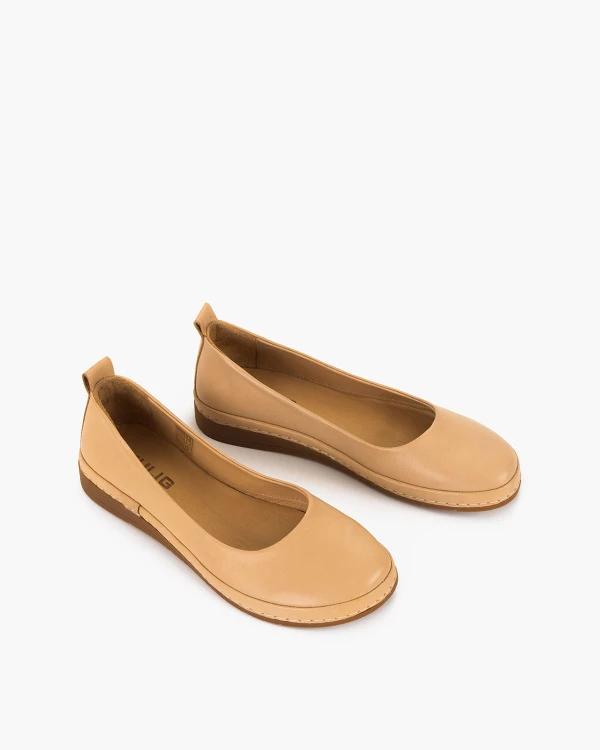 Beżowe półbuty damskie ze skóry licowej na koturnie 5