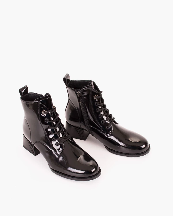 Czarne trzewiki damskie ze skóry lakierowanej na klocku 5