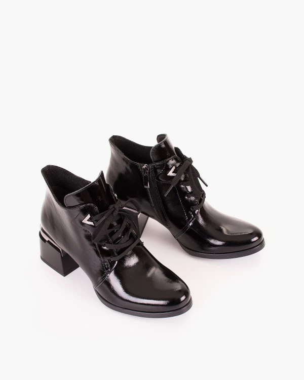 Czarne trzewiki damskie ze skóry lakierowanej na klocku 5