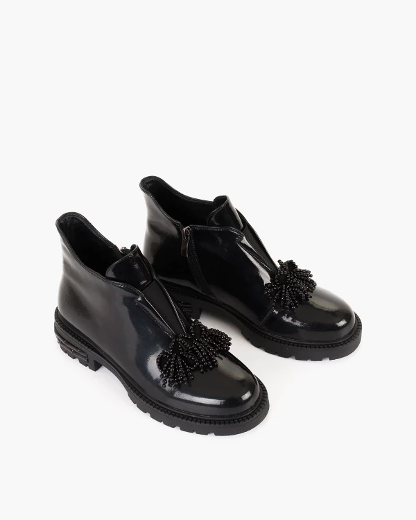 Czarne botki damskie ze skóry lakierowanej z koralikami 5