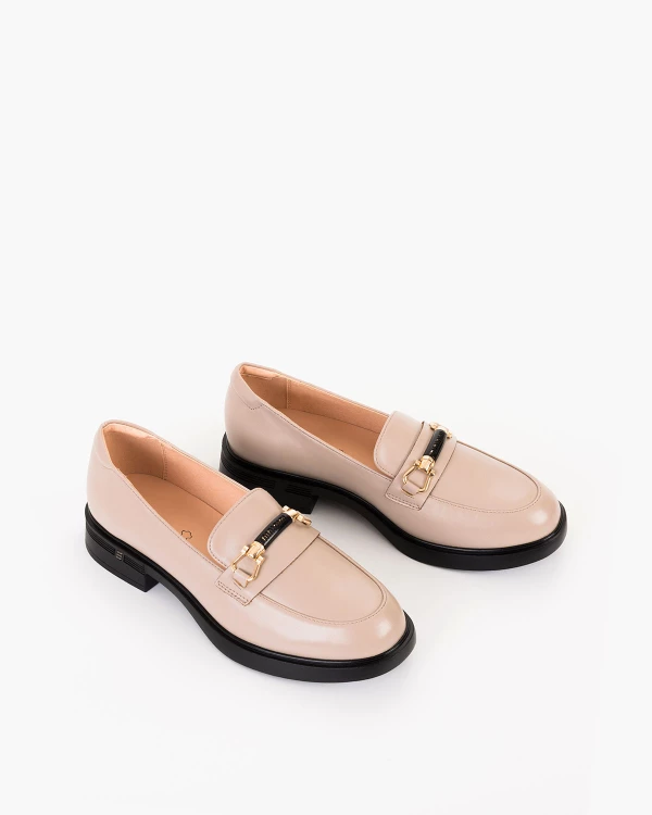 Beżowe mokasyny damskie skórzane z klamrą na obcasie 5