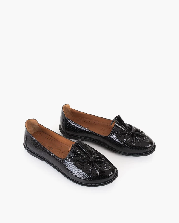 Czarne półbuty damskie ze skóry lakierowanej z kokardą 5