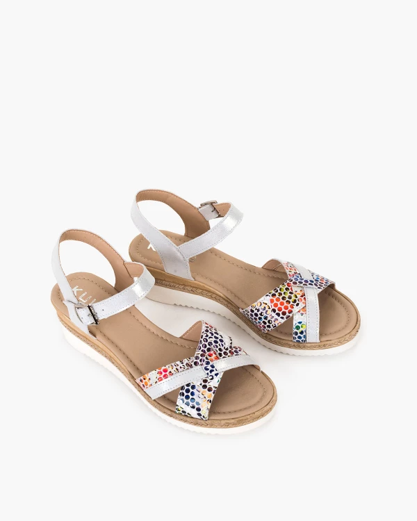 Białe sandały damskie ze skóry naturalnej z motywem 5