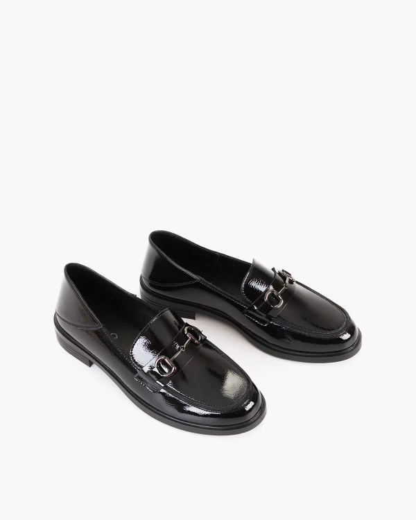 Czarne mokasyny damskie ze skóry lakierowanej 5