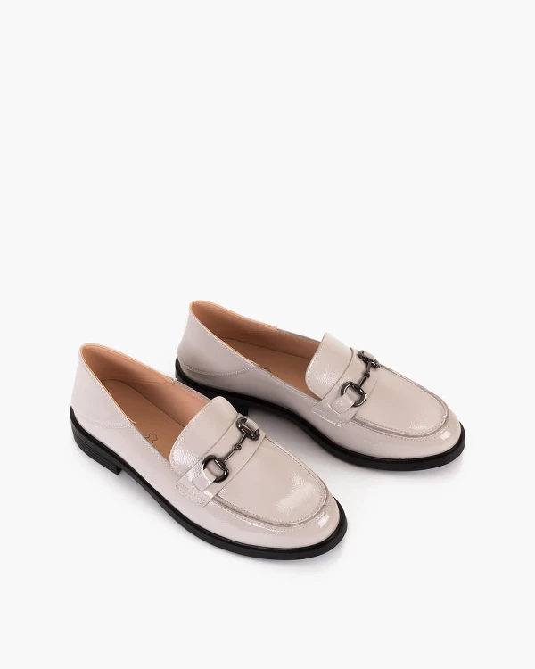 Beżowe mokasyny lakierowane na niskim obcasie 5