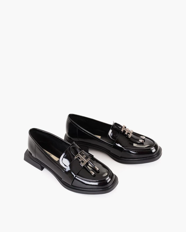 Czarne mokasyny damskie ze skóry lakierowanej na klocku 5