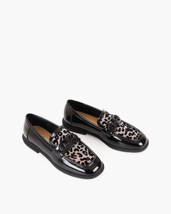 Czarne mokasyny damskie ze skóry lakierowanej z motywem 5