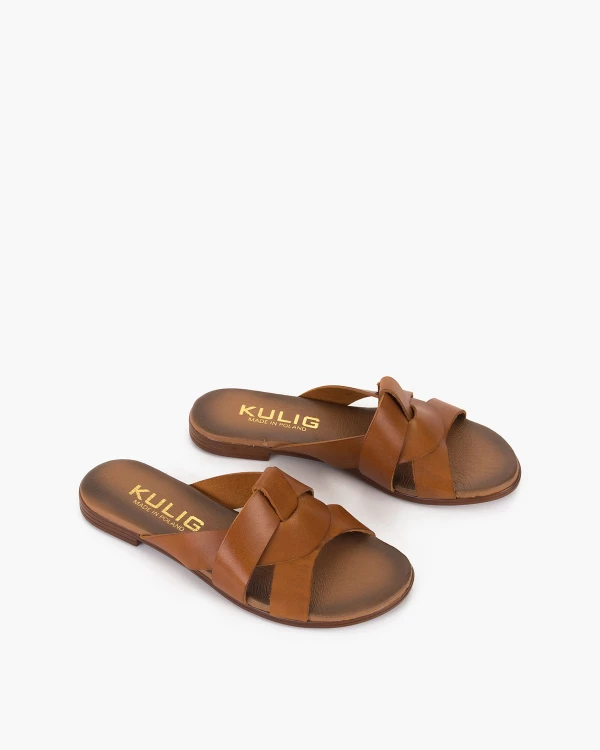 Brązowe klapki damskie skórzane na niskim obcasie 5