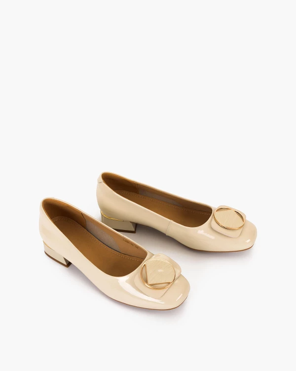 Jasnobeżowe czółenka ze skóry lakierowanej na klocku 5