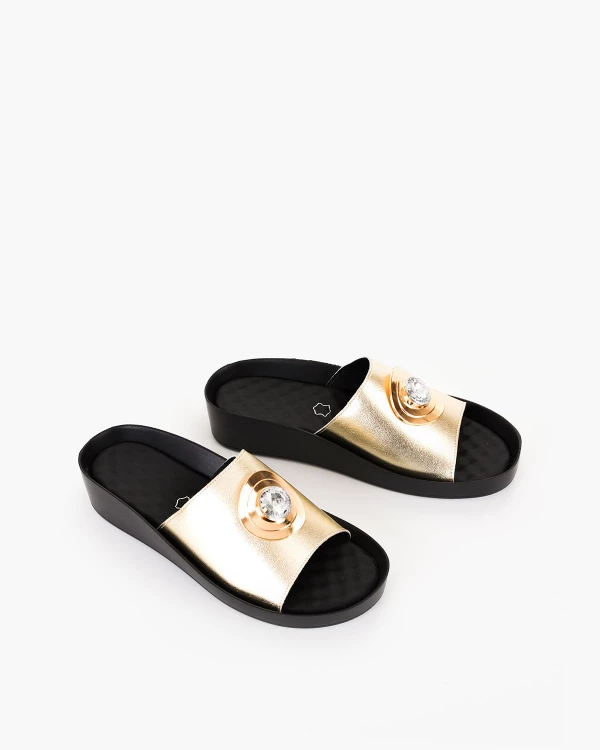 Złote klapki damskie ze skóry licowej na koturnie 5