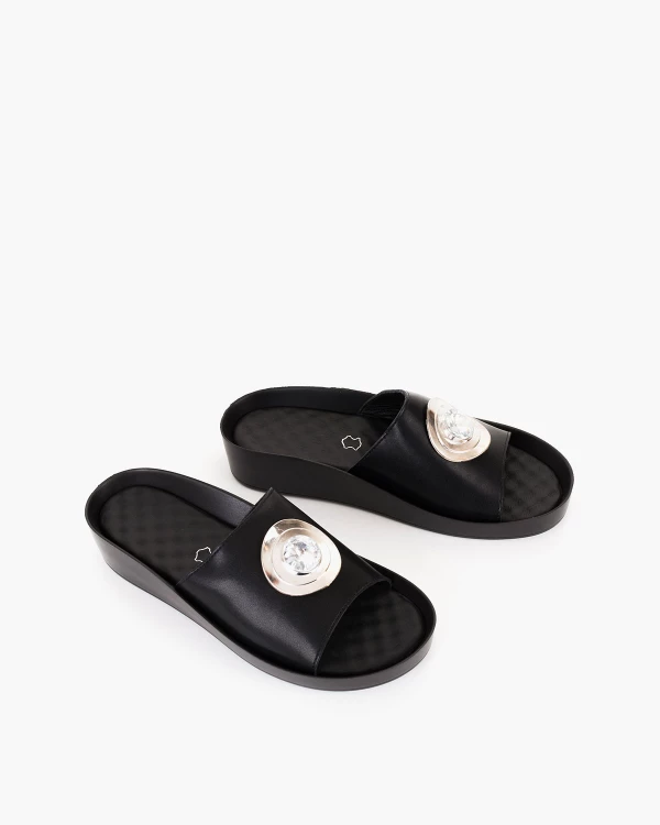 Czarne klapki damskie skórzane na koturnie z kółkiem 5