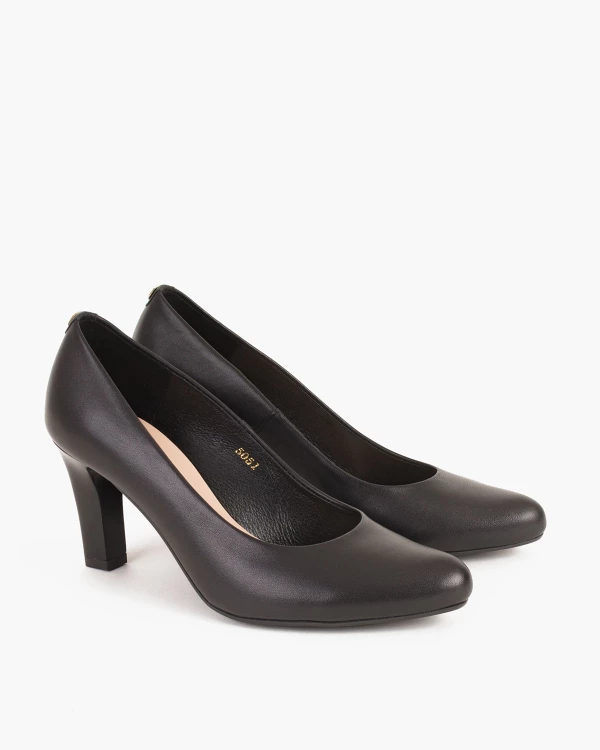 Czarne czółenka skórzane na słupku 024