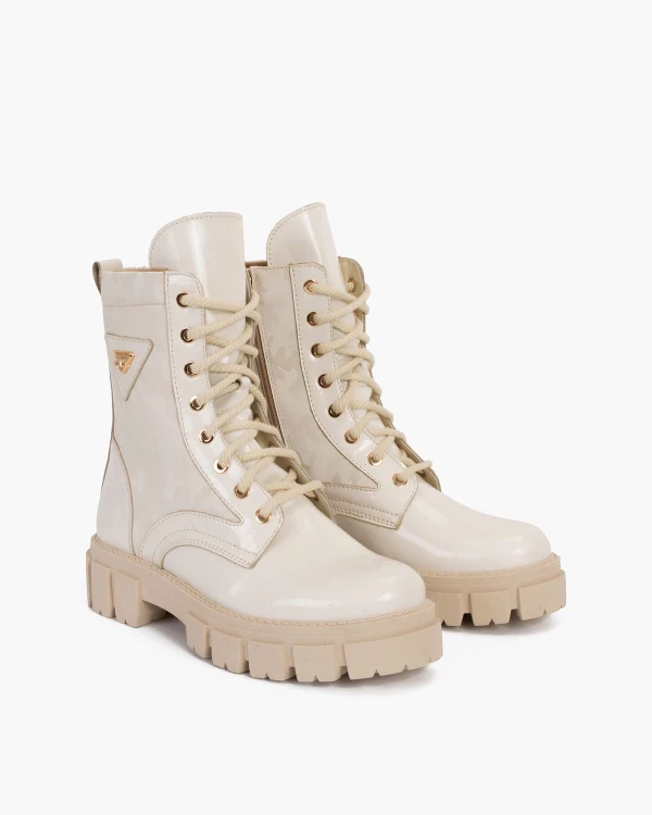 Jasnobeżowe trzewiki damskie lakierowane z motywem moro 4