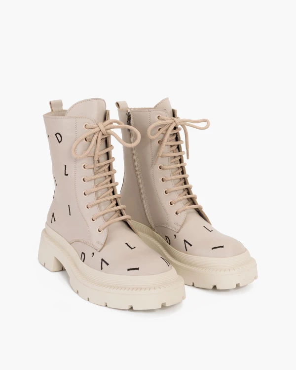 Beżowe trzewiki damskie skórzane z literkami 3