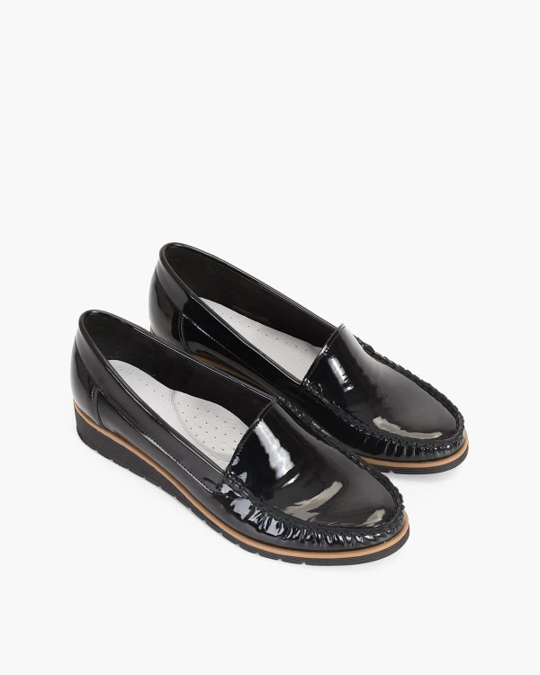 Czarne mokasyny damskie lakierowane na koturnie