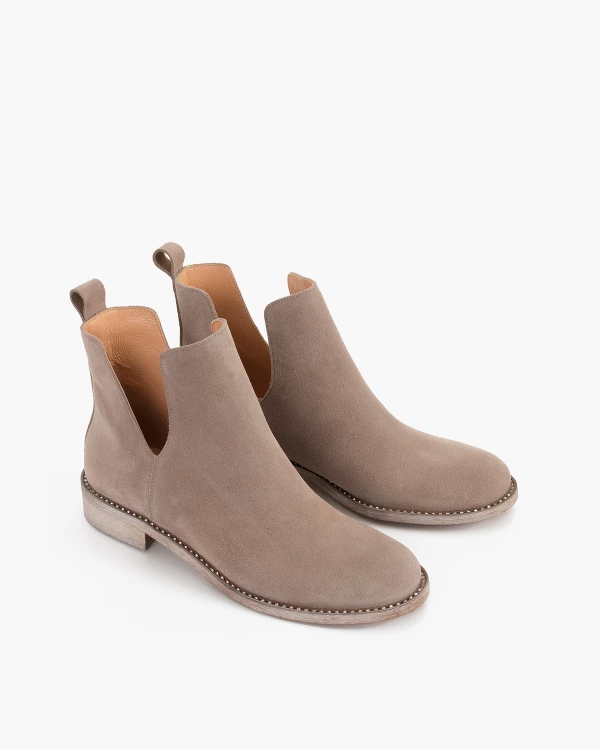 Ciemnobeżowe botki zamszowe z wycięciem 5