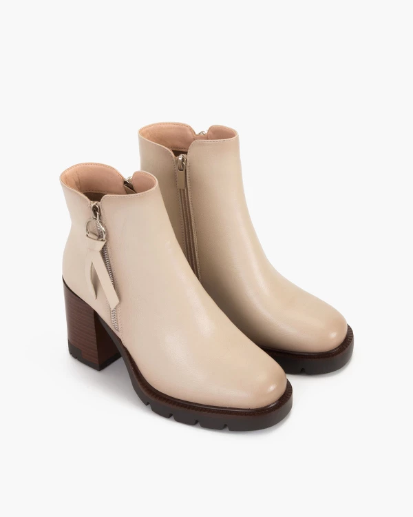 Jasnobeżowe botki ze skóry ekologicznej na słupku 5