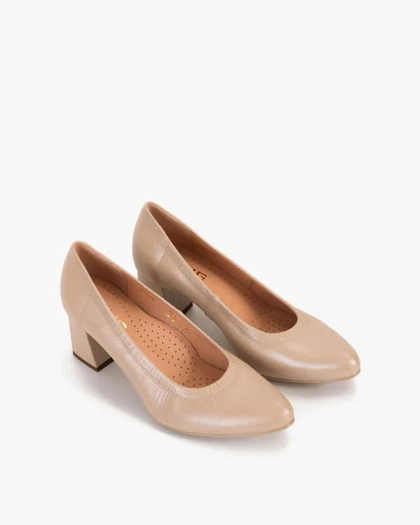 Beżowe czółenka skórzane na słupku 5