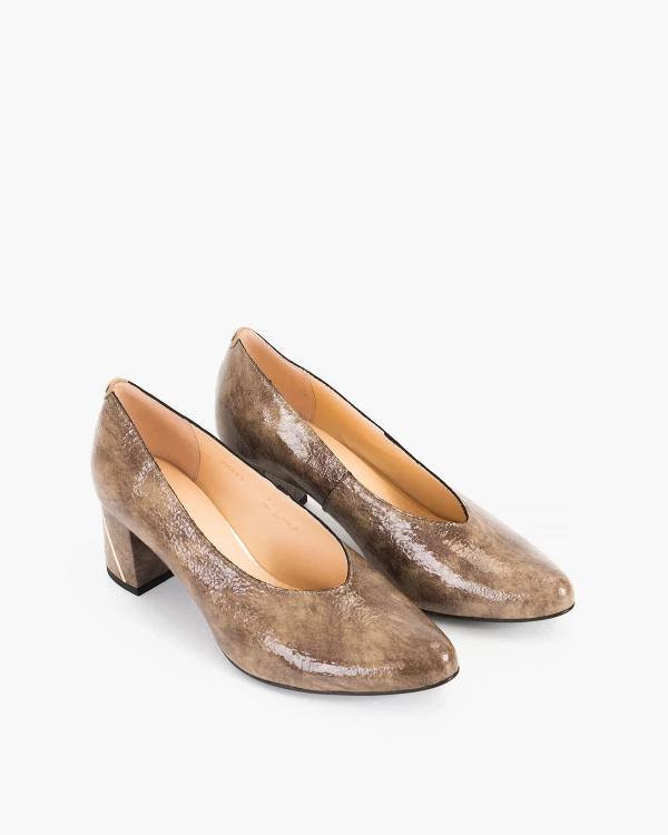 Brązowe czółenka lakierowane z motywem na słupku 5