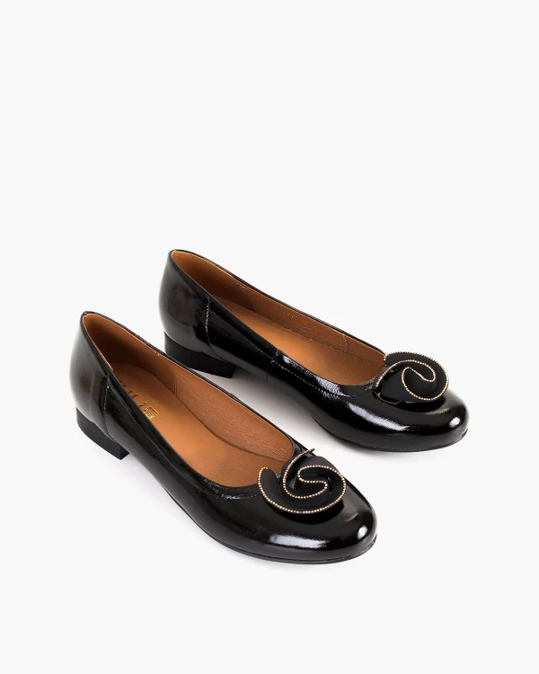 Czarne baleriny lakierowane z różą 5