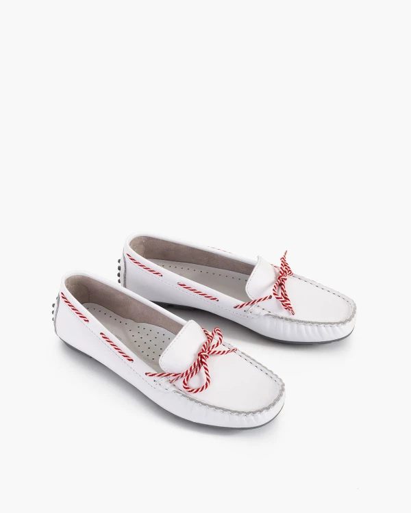 Białe mokasyny damskie skórzane z ozdobnym sznurkiem 5