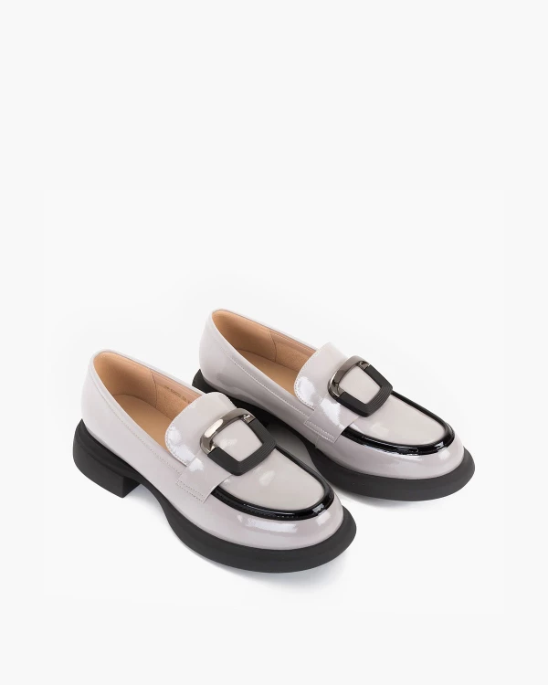 Szare mokasyny damskie lakierowane ze skóry naturalnej na klocku 5