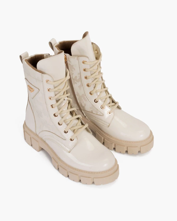 Jasnobeżowe trzewiki damskie lakierowane z motywem moro 7