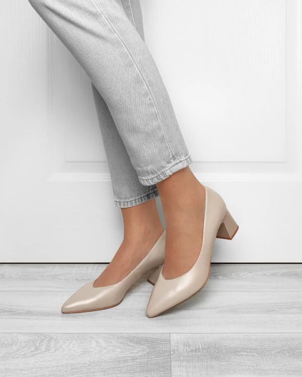 Beżowe czółenka skórzane na słupku 6