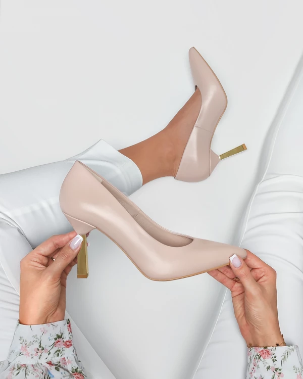 Beżowe czółenka skórzane na szpilce 2