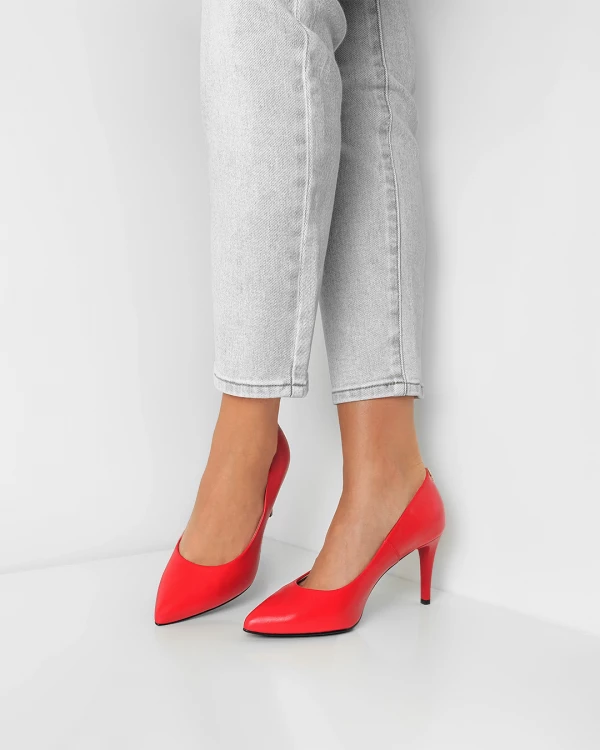 Czerwone czółenka skórzane na szpilce 2