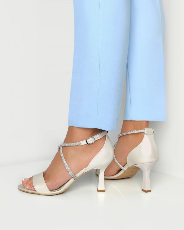 Perłowe sandały damskie skórzane na szpilce 2