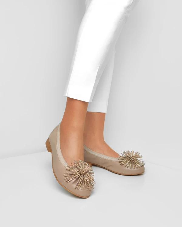 Beżowe baleriny skórzane z frędzlami