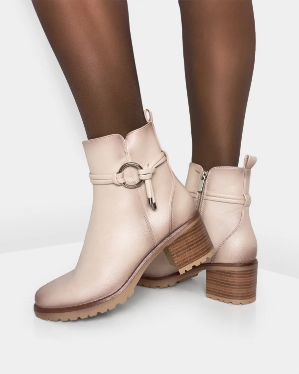 Beżowe botki damskie ze skóry ekologicznej na słupku